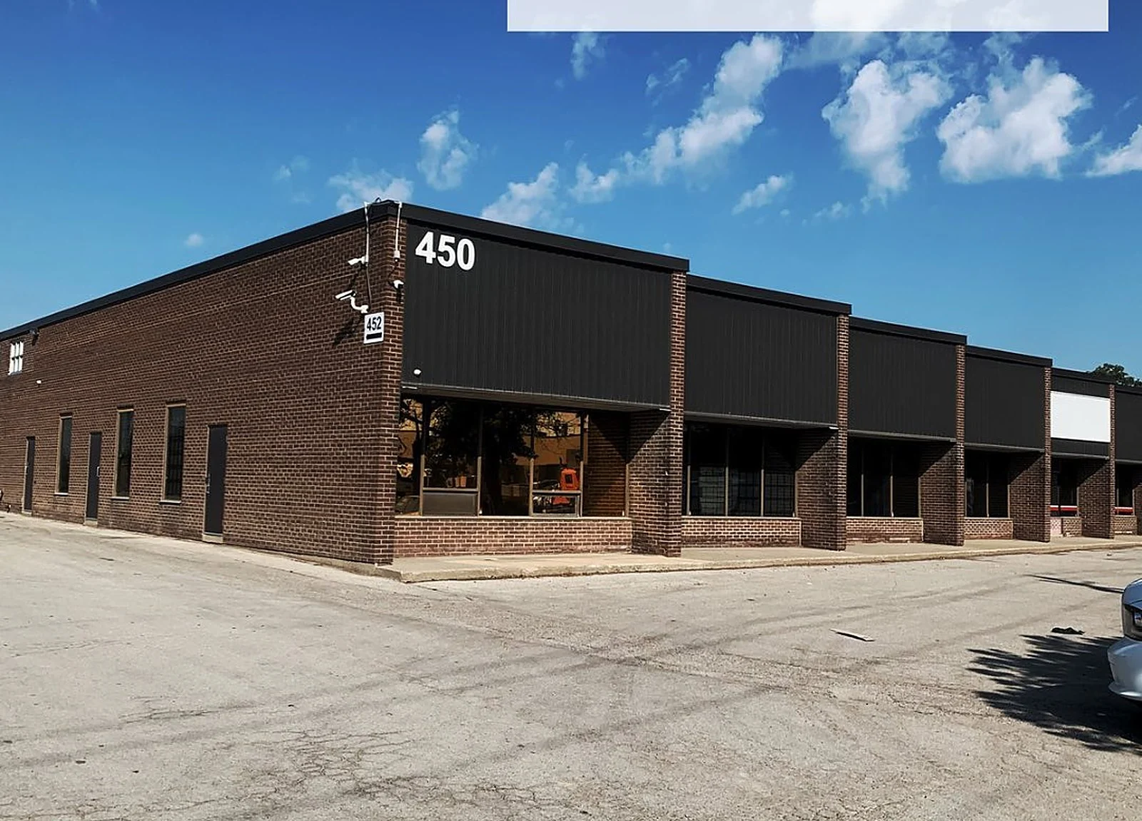 BEFORE: Vaughan unit building 450 in brown brick