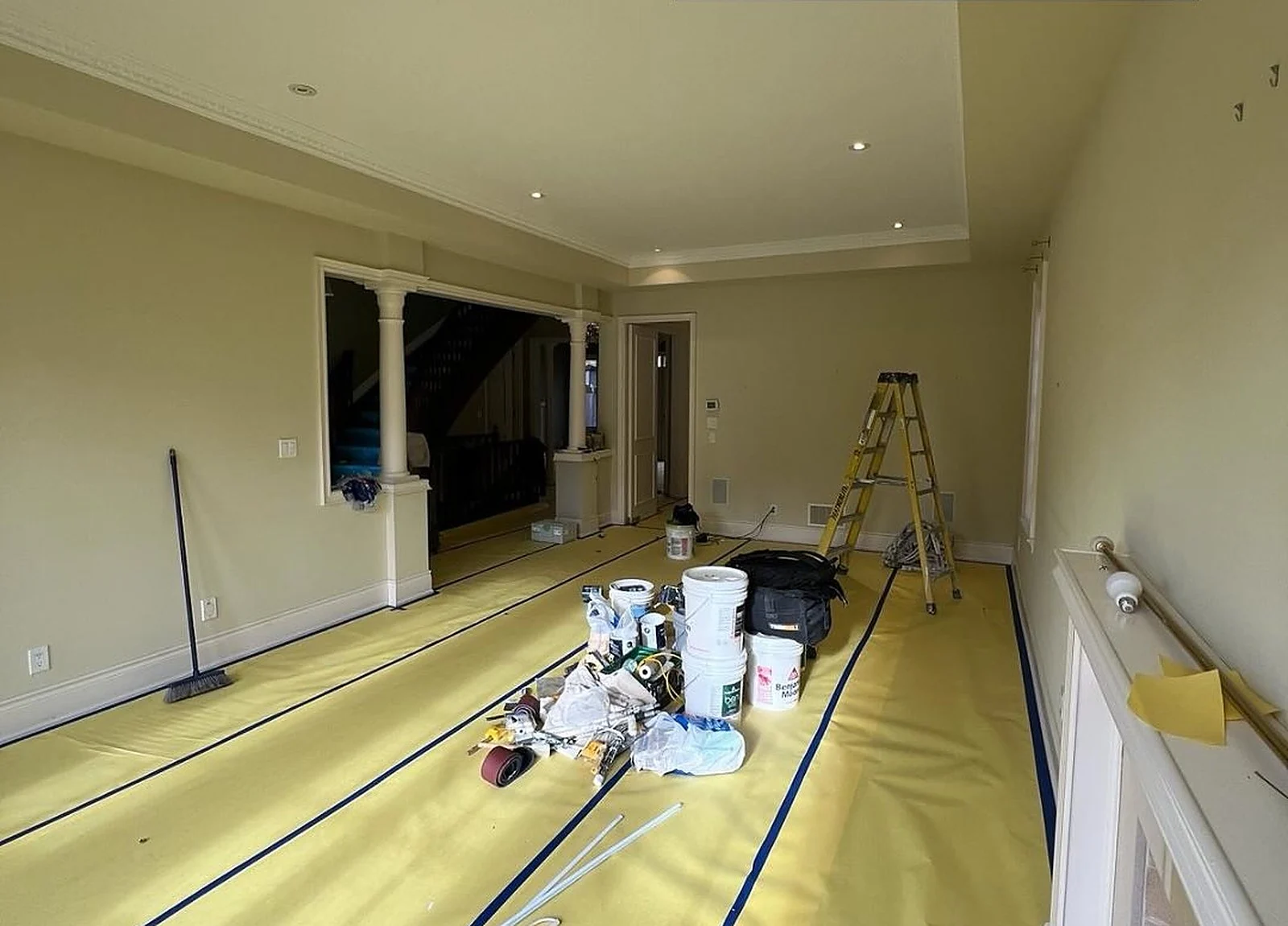 BEFORE: green living/dining with ladder